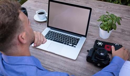 翻譯成為了現(xiàn)在與國外溝通交流的必備,當(dāng)然,如今翻譯公司很多,但不是說所有的翻譯公司都是值得選擇,還是應(yīng)該要做好資質(zhì)上的審查,以保障翻譯工作的順利進(jìn)行。那么專業(yè)翻譯公司應(yīng)該要具備哪些條件?怎么選擇合適的翻譯公司呢? 翻譯成為了現(xiàn)在與國外溝通交流的必備,當(dāng)然,如今翻譯公司很多,但不是說所有的翻譯公司都是值得選擇,還是應(yīng)該要做好資質(zhì)上的審查,以保障翻譯工作的順利進(jìn)行。那么專業(yè)翻譯公司應(yīng)該要具備哪些條件?怎么選擇合適的翻譯公司呢?